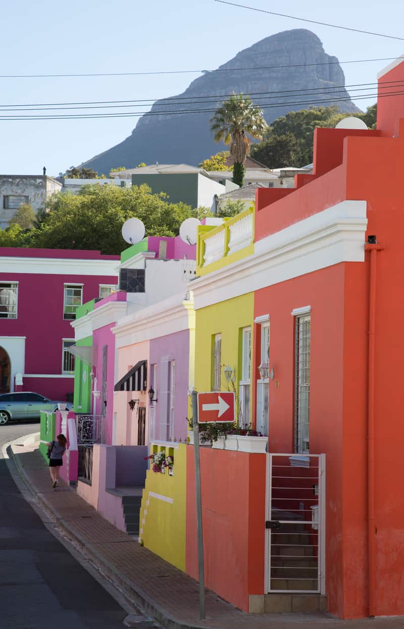 Bunt gestrichene Häuser im Bo-Kaap am Hang des Signal Hill