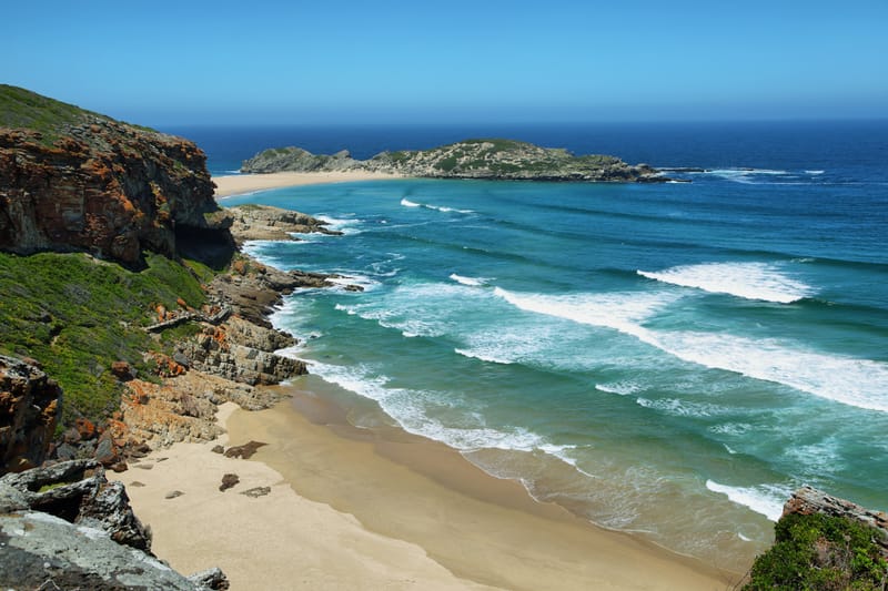 Die Felskante der Halbinsel Robberg über dem Meer