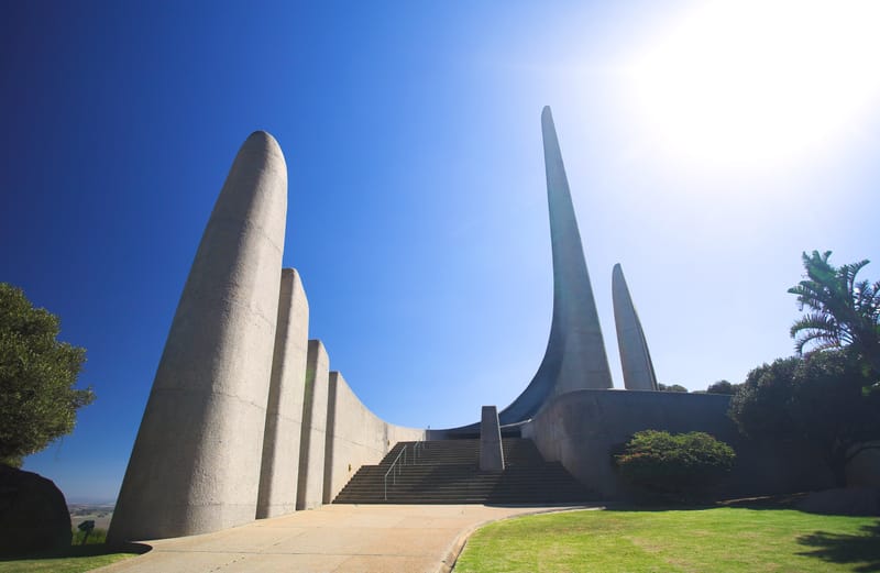 Die Betonsäulen des Afrikaansen Sprachdenkmals bei Paarl