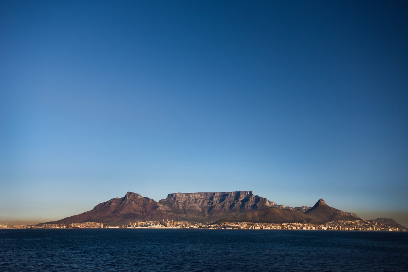 Der Tafelberg über Kapstadt mit der Wolkendecke auf dem Plateau