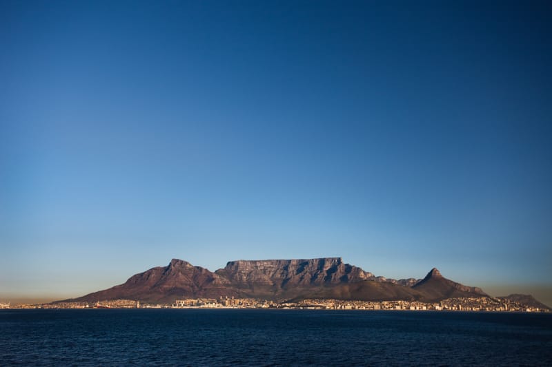 Der Tafelberg über Kapstadt mit der Wolkendecke auf dem Plateau