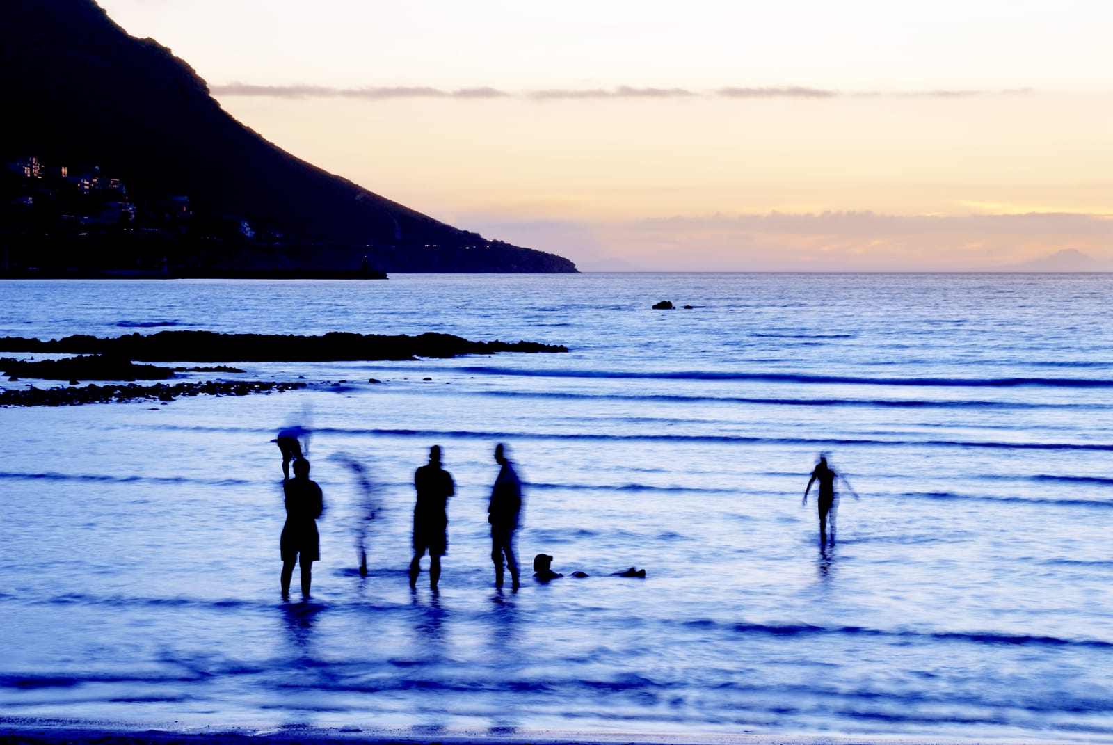 Blick über das Meer bei Sonnenuntergang an der Südküste