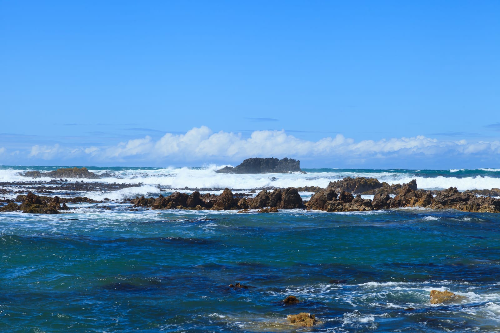 Felsküste bei Gansbaai mit Brandung und Klippen