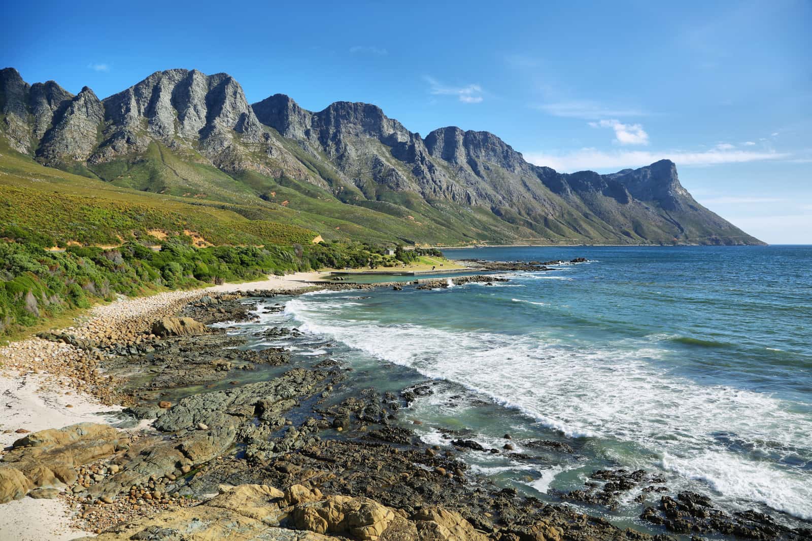 Der Hafen von Gordon's Bay am Fuß der Berge, dahinter die False Bay