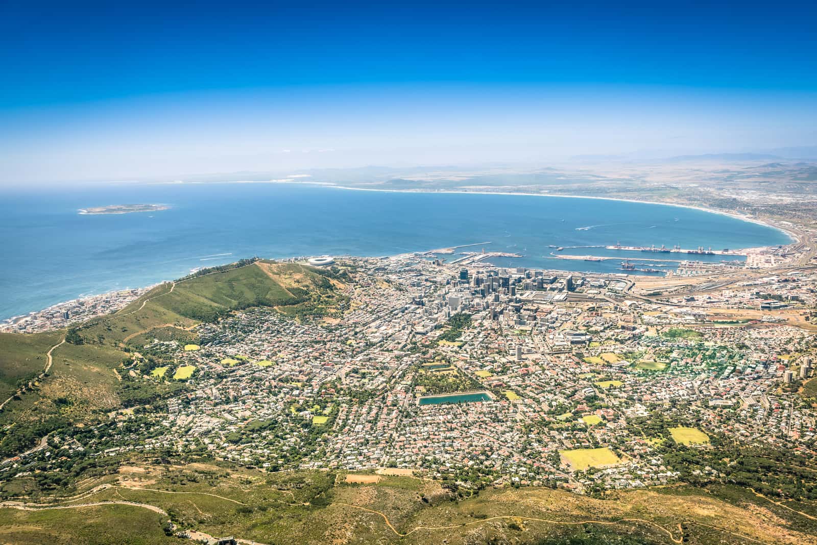 Luftaufnahme der Innenstadt von Kapstadt zwischen Tafelberg und Meer