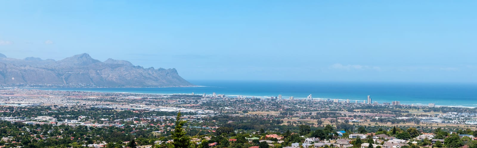 Weiter Blick über die Bucht von Gordon's Bay und die Küste Richtung Strand