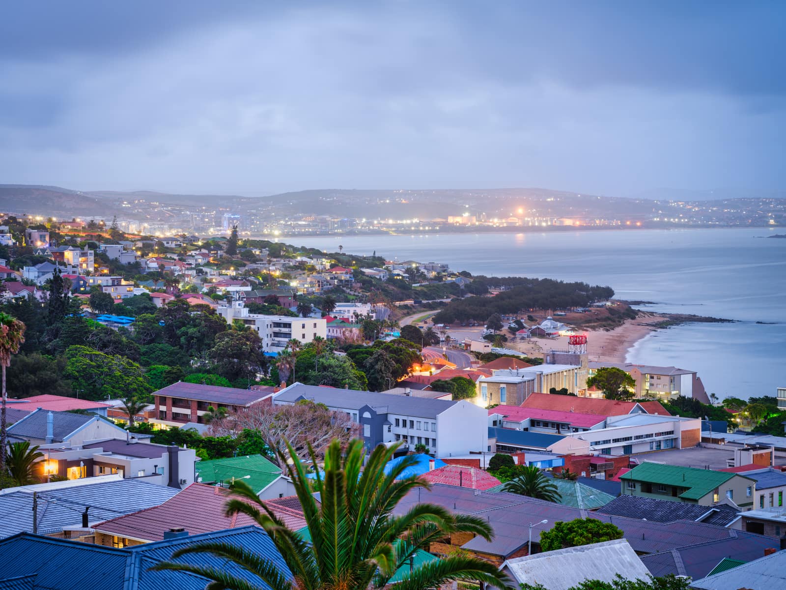 Mossel Bay in der Dämmerung, Lichter der Stadt entlang der Bucht
