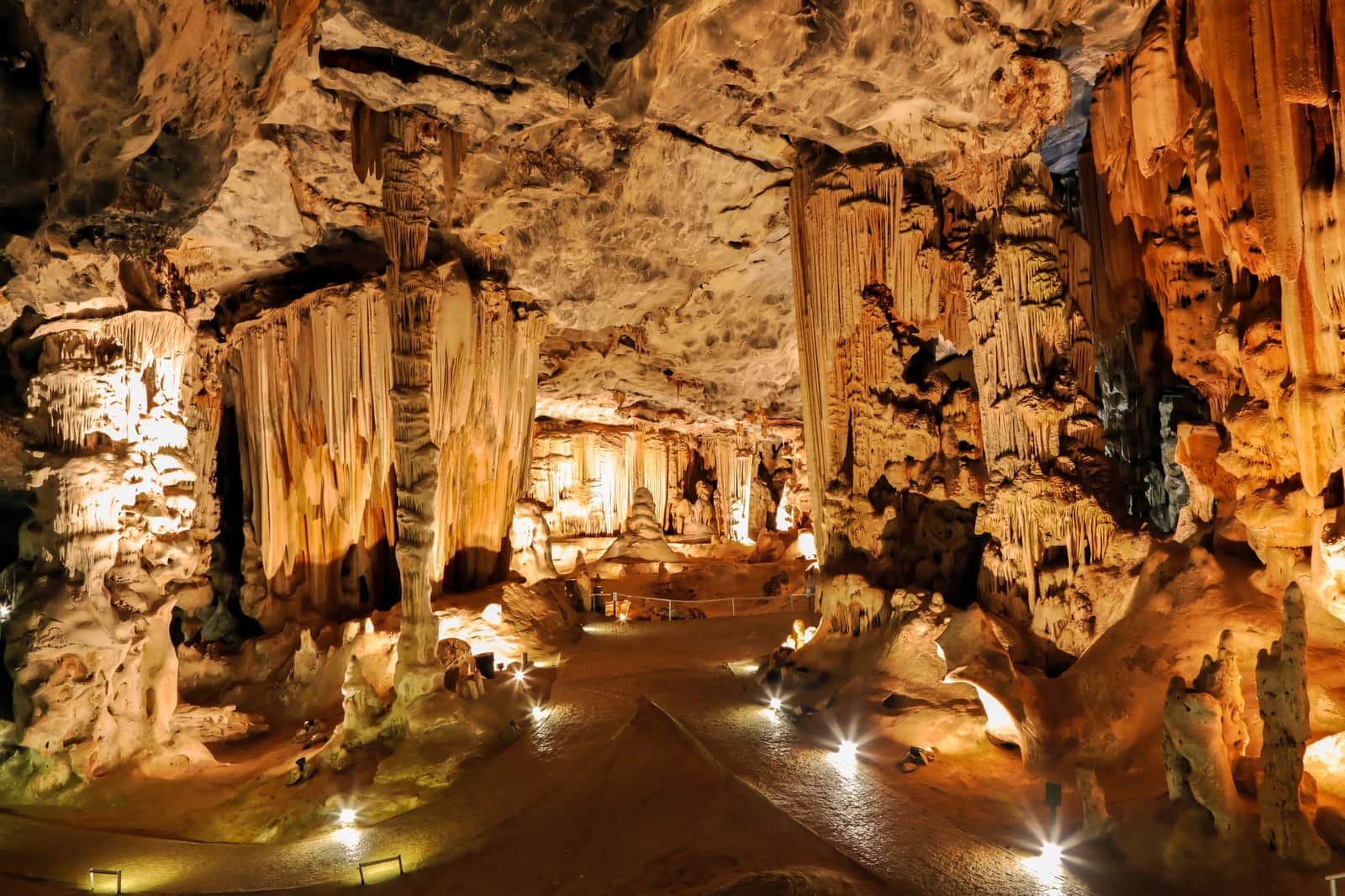 Tropfsteinformationen in einer Kalksteinhöhle