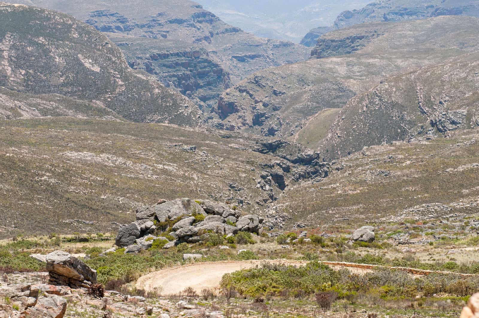 Trockene Täler des Swartberg mit steilen Felshängen
