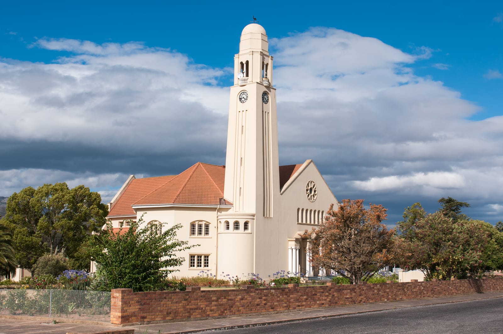 Weiße Kirche im Ort Riviersonderend, dahinter Felder und Berge