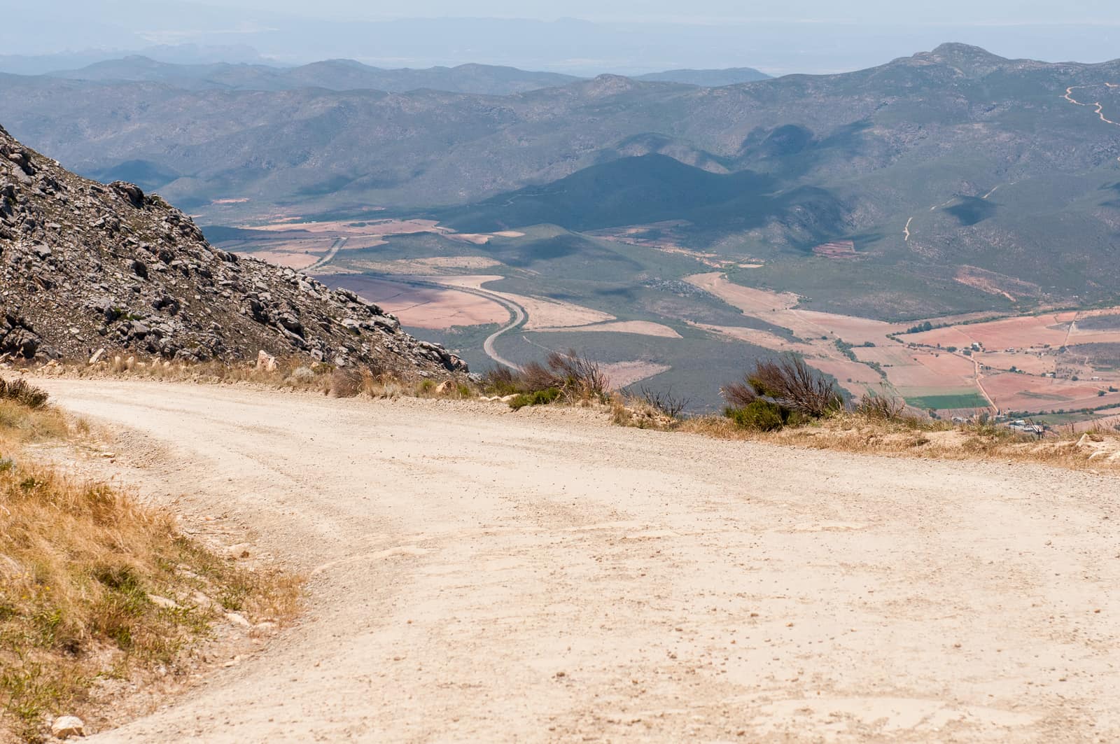 Blick von der Passhöhe des Swartberg über die trockenen Täler dahinter