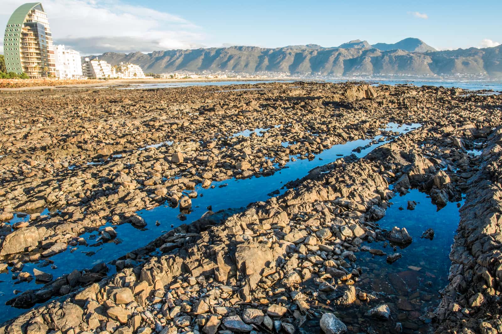 Felsküste der False Bay bei Somerset West im Nachmittagslicht
