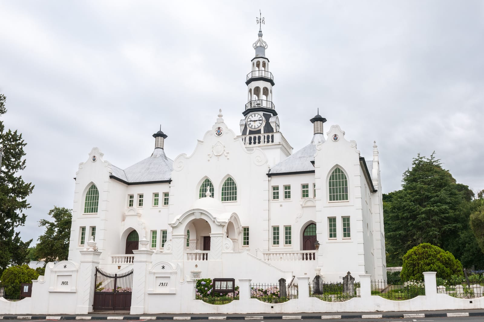Weiße Kirche von Swellendam vor den Langebergen