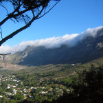 Der Tafelberg bedeckt von einer Wolkendecke, dem so genannten Tafeltuch